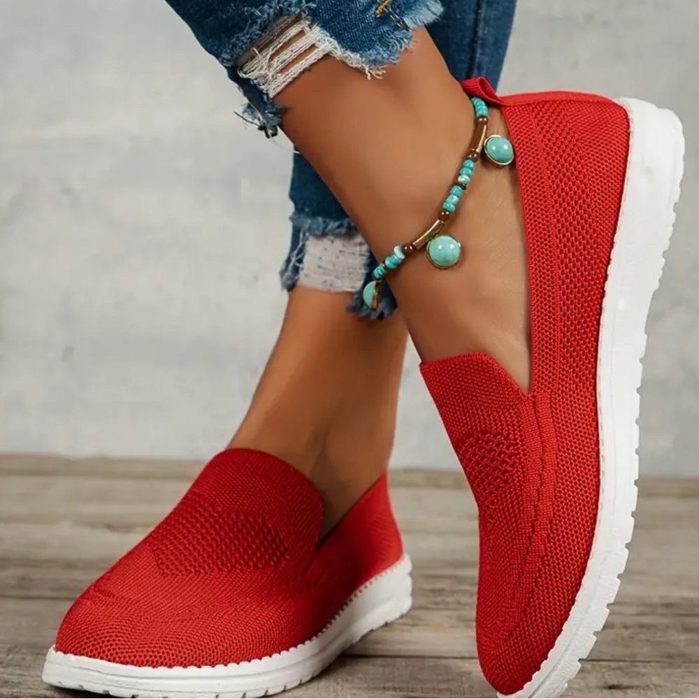 NWT Womens Lightweight Slip-On Knit Sneakers with heart design